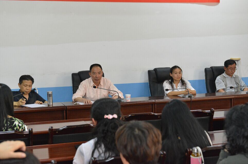 图为省残联领导宣布任职通知 图为省残联领导宣布任职通知