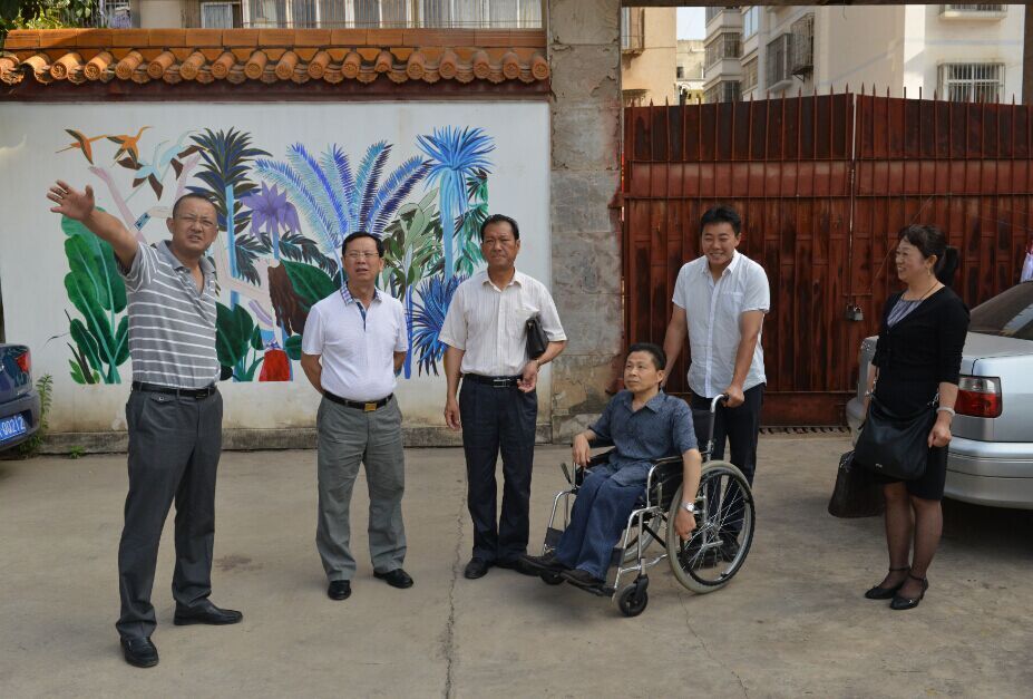 图为省残联领导到我校调研(一) 图为省残联领导到我校调研(一)
