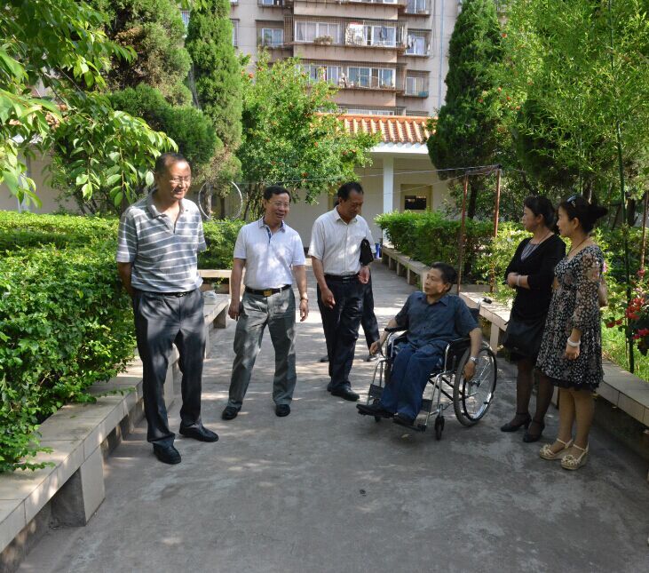 图为省残联领导到我校调研(二) 图为省残联领导到我校调研(二)