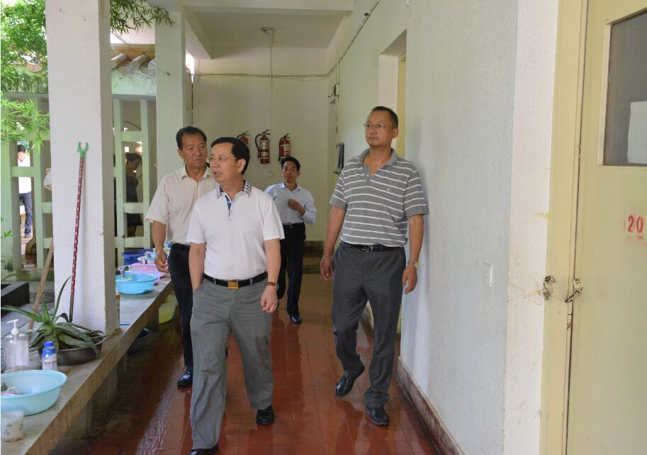 图为省残联领导到我校调研(三) 图为省残联领导到我校调研(三)